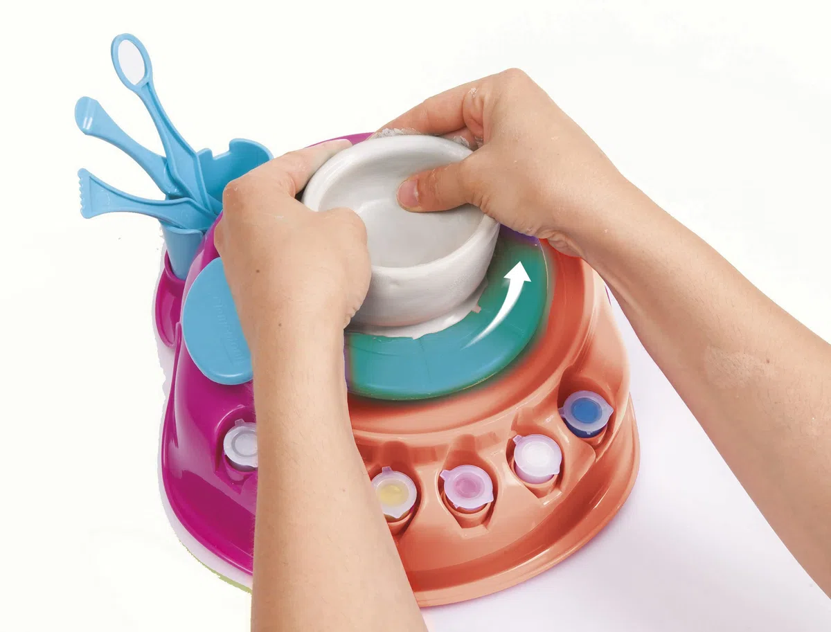 Clementoni Idea - Atelier della Ceramica, Gioco d'Arte per Bambini 7+ Anni, Set Creativo con Tornio Elettrico, Argilla e Accessori per Modellare Tante Creazioni, Made in Italy, Lingua Italiana, 18693