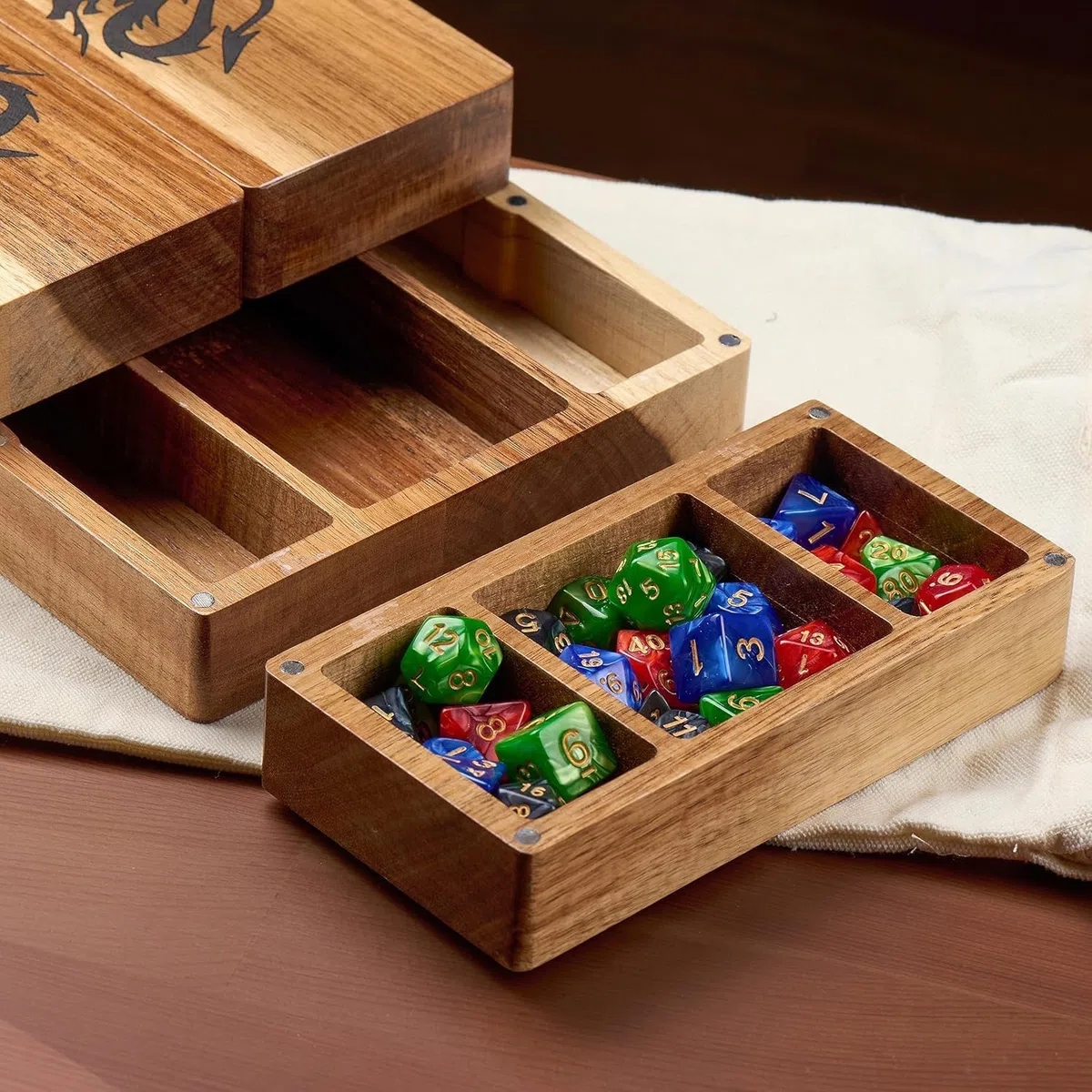 Tapeera DND Gifts - Torre magnetica per dadi in legno con vassoio, accessorio Dungeons and Dragons, portatile, per giochi di ruolo da tavolo