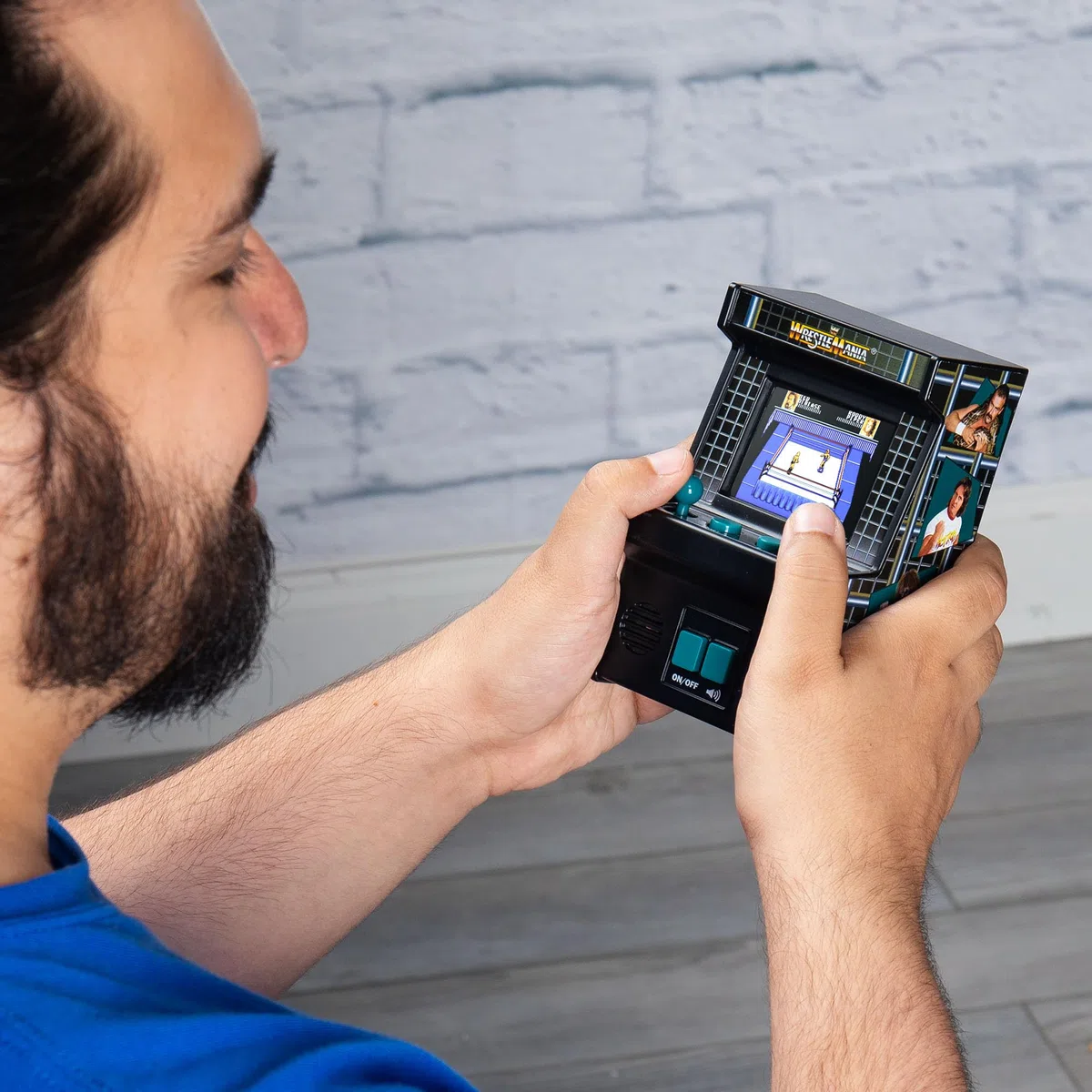 Basic Fun Mini Console Arcade Classica WWE con Giochi Integrati