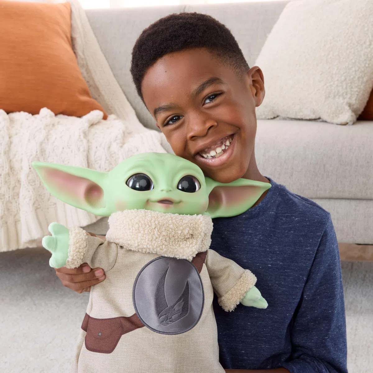 Mattel Star Wars The Mandalorian e Grogu - Grogu, peluche ispirato al film e alto 28 cm con testa in vinile e ricamo sul petto, corpo e mani morbide in tessuto, 3+ anni, JKN43