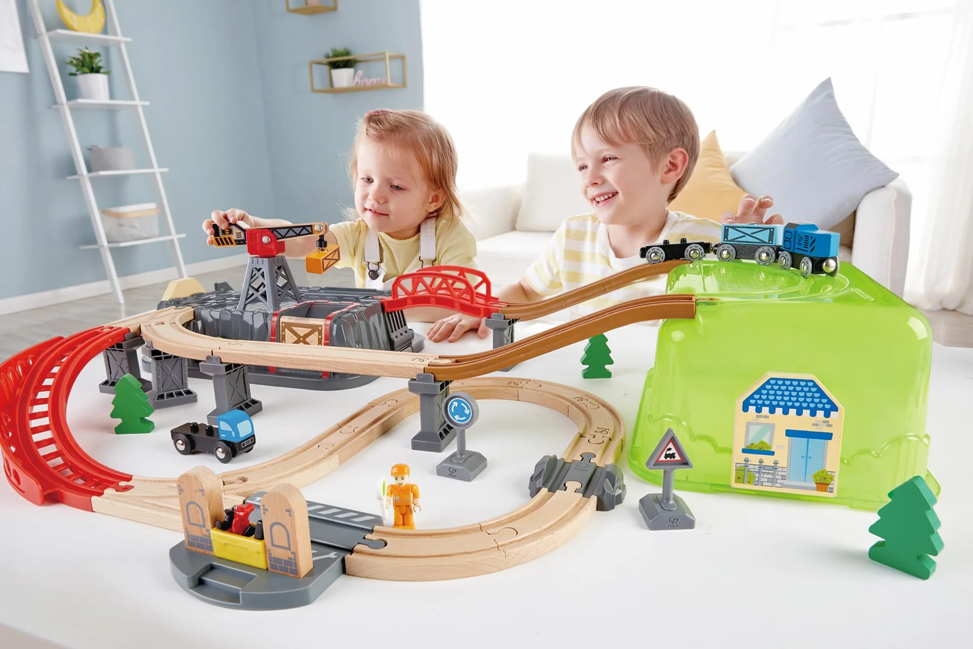 Hape Set costruzioni ferroviarie da 50 pezzi | Con trenini, gru magnetica e passaggio a livello | Giocattolo per bambini dai 3 anni