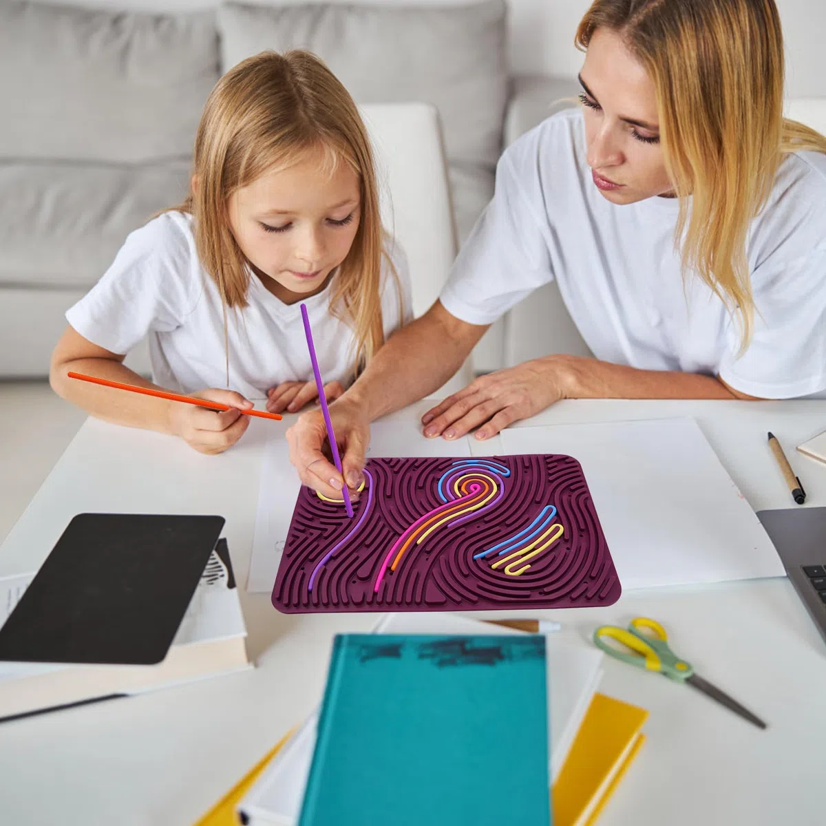 OMJMYY Sensory Activity Board 20 x 29.5 cm Tavola da attività Sensoriale Silicone Fidget Toy con Borsa da Viaggio e 40 Corde per Bambini e Adulti ADHD Ansia Stress Autismo (Rosso Scuro)