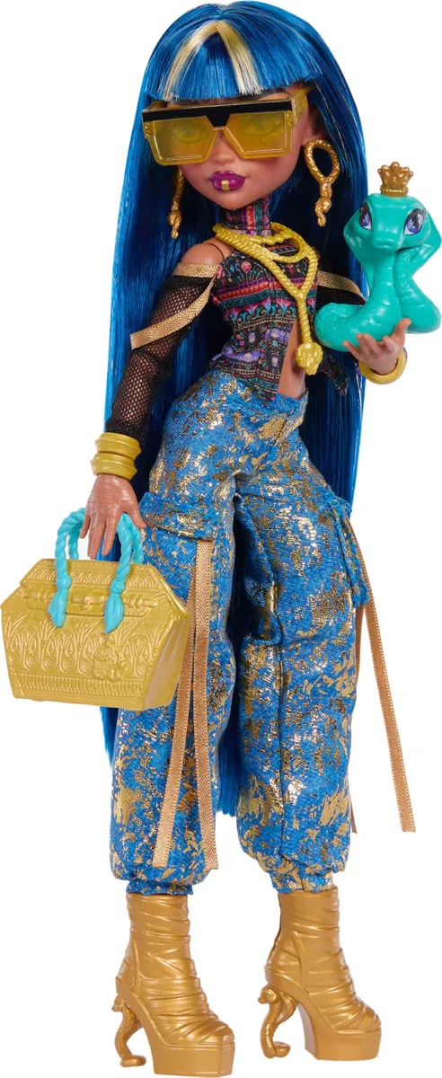 Monster High - Cleo De Nile, bambola con top a fiori e pantaloni cargo in denim dorato, con serpente Hissettee e 7 accessori inclusi tra cui insalata, frullato e borsetta, 4+ anni, JHK32