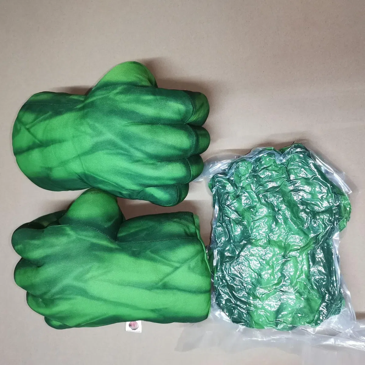JEEK Superhero Hands Supereroe Mani Pugni Bambini Giganti Guanti Giocattoli Smash Boxe Gloves Giocattoli Regali Morbido Peluche Guanti per Bambini Ragazzi Ragazze (Verde A)