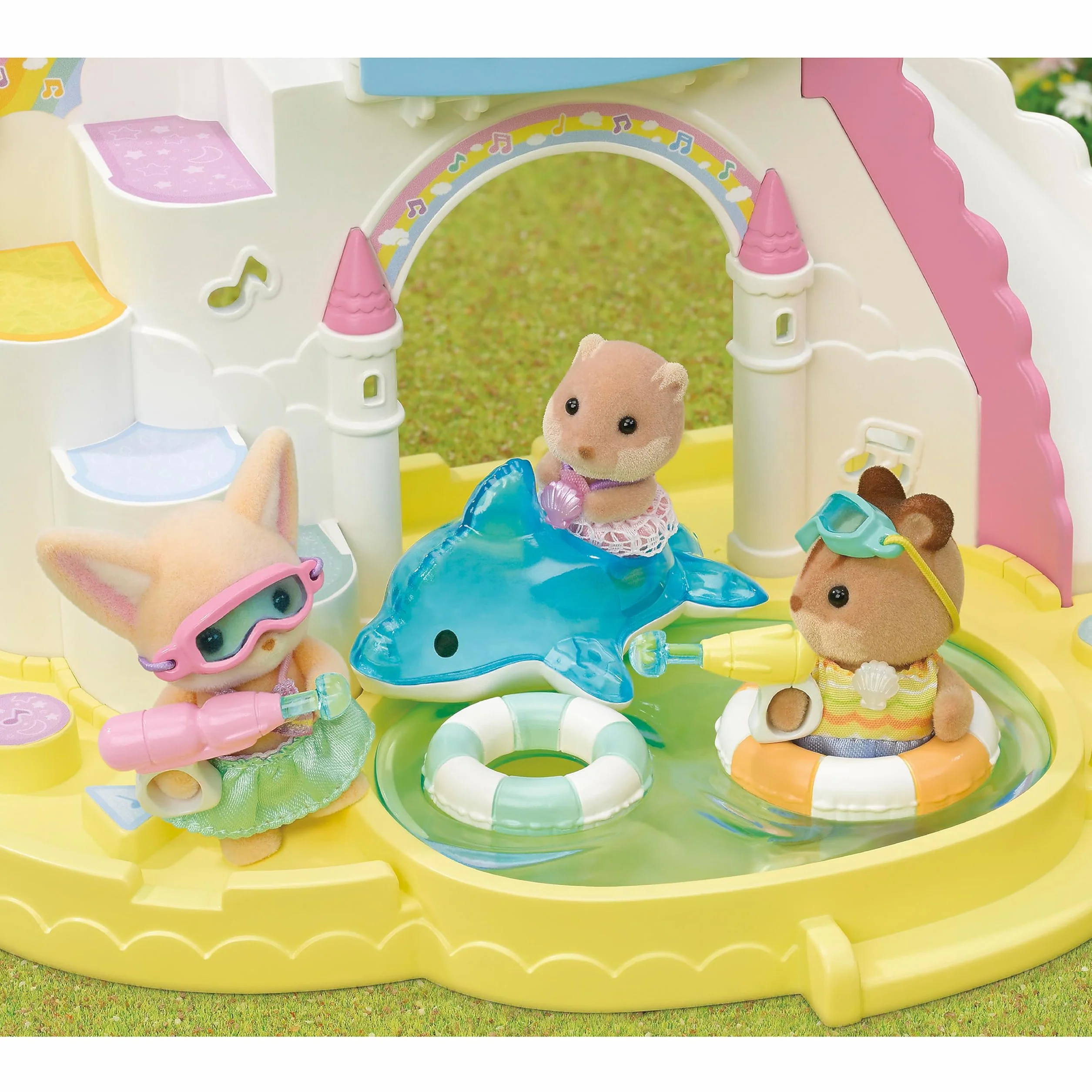Sylvanian Families - Amici dell'Asilo - Trio in Piscina – Set Bebè con Costumi, Delfini e Giochi d'Acqua – Modello 5749