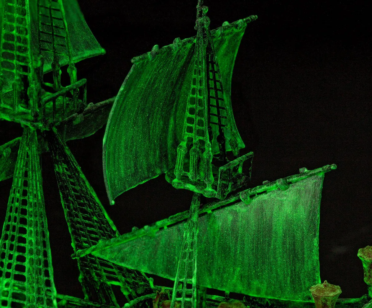 Revell 05435 Nave fantasma con luce notturna, nave pirata, modellino con sistema Easy Click, 10 anni a 99 anni