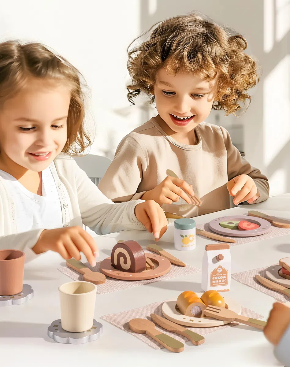 ROBOTIME Set di stoviglie in legno 29 pezzi per bambini, 4 set di piatti colorati, per giochi di ruolo, accessori da cucina Montessori, regalo e per bambine e bambini