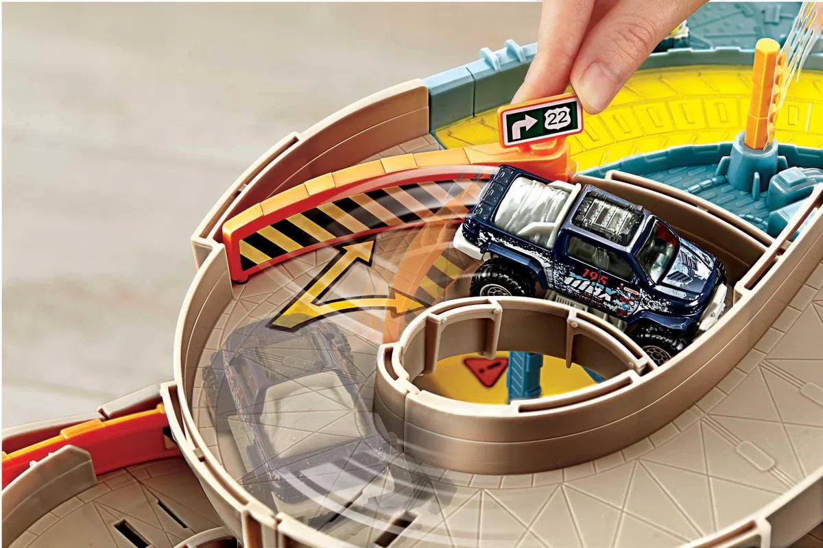 Matchbox Garage a 4 Livelli, Playset con Veicolo Incluso, Giocattolo per Bambini 3+ Anni, Multicolore, CJM67
