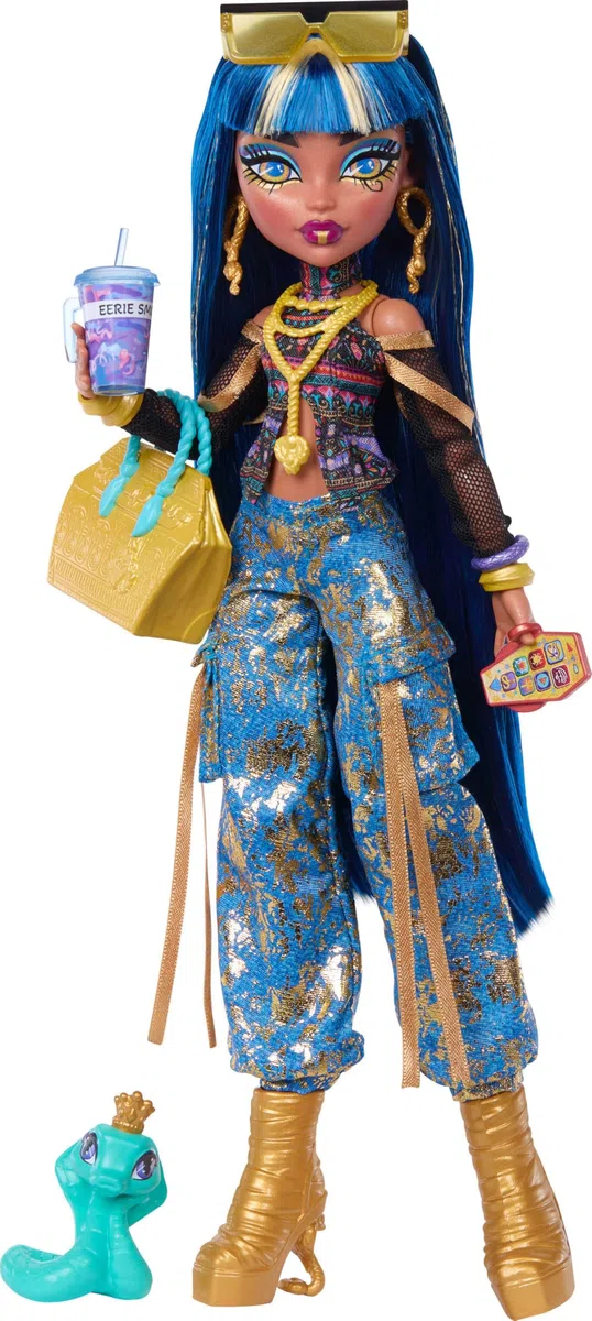 Monster High - Cleo De Nile, bambola con top a fiori e pantaloni cargo in denim dorato, con serpente Hissettee e 7 accessori inclusi tra cui insalata, frullato e borsetta, 4+ anni, JHK32