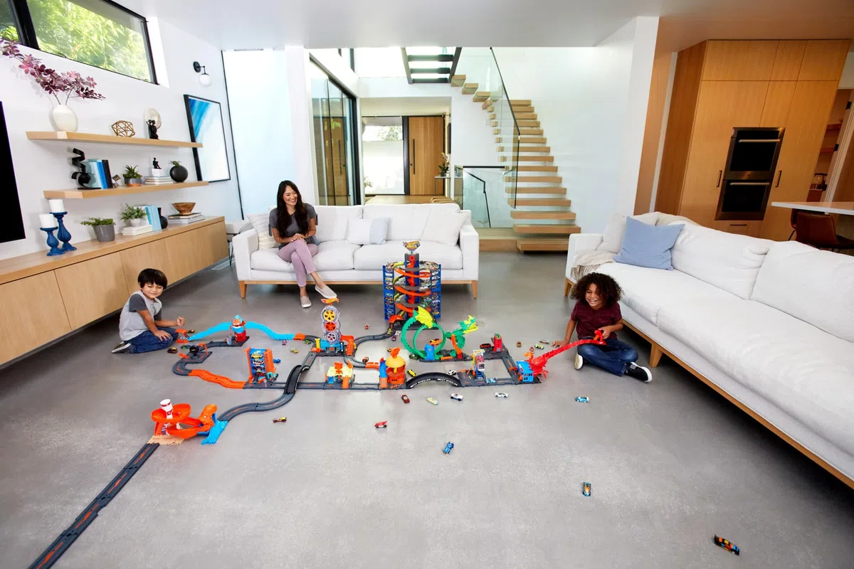Hot Wheels - Pack di Espansione della City, set da 10 pezzi con base per pista e pezzi per costruire una destinazione urbana, macchinina Hot Wheels inclusa, giocattolo per bambini, 4+ anni, HDN95