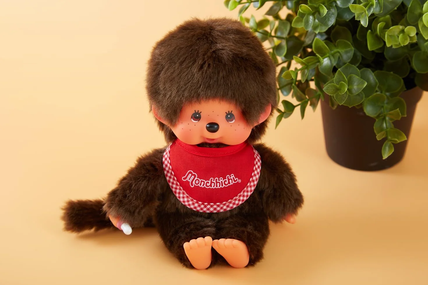 Sekiguchi 255010 - Originale Ragazzo Monchhichi, in Peluche Marrone, con Bavaglino Rosso, Circa 20 cm