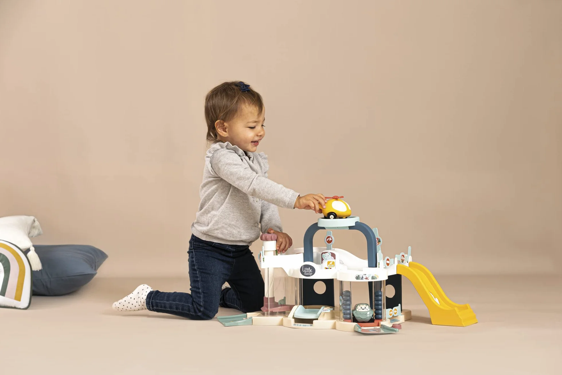 Smoby Little Smoby Primo Garage, 7600140202, +18 Mesi, Tante Attività per i Piccoli, un'Auto Inclusa