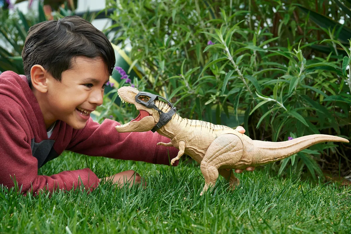 Mattel Jurassic World - T-Rex Caccia e Divora, dinosauro action figure con azione d'attacco doppio morso, suoni e attrezzatura di tracciamento, giocattolo per bambini, 4+ anni, HNT62