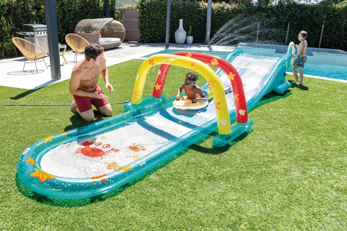 INTEX Scivolo gonfiabile per surf: include due surfisti gonfiabili, spruzzatore d'acqua integrato, 561,3 x 137,2 x 99,1 cm, età 6+