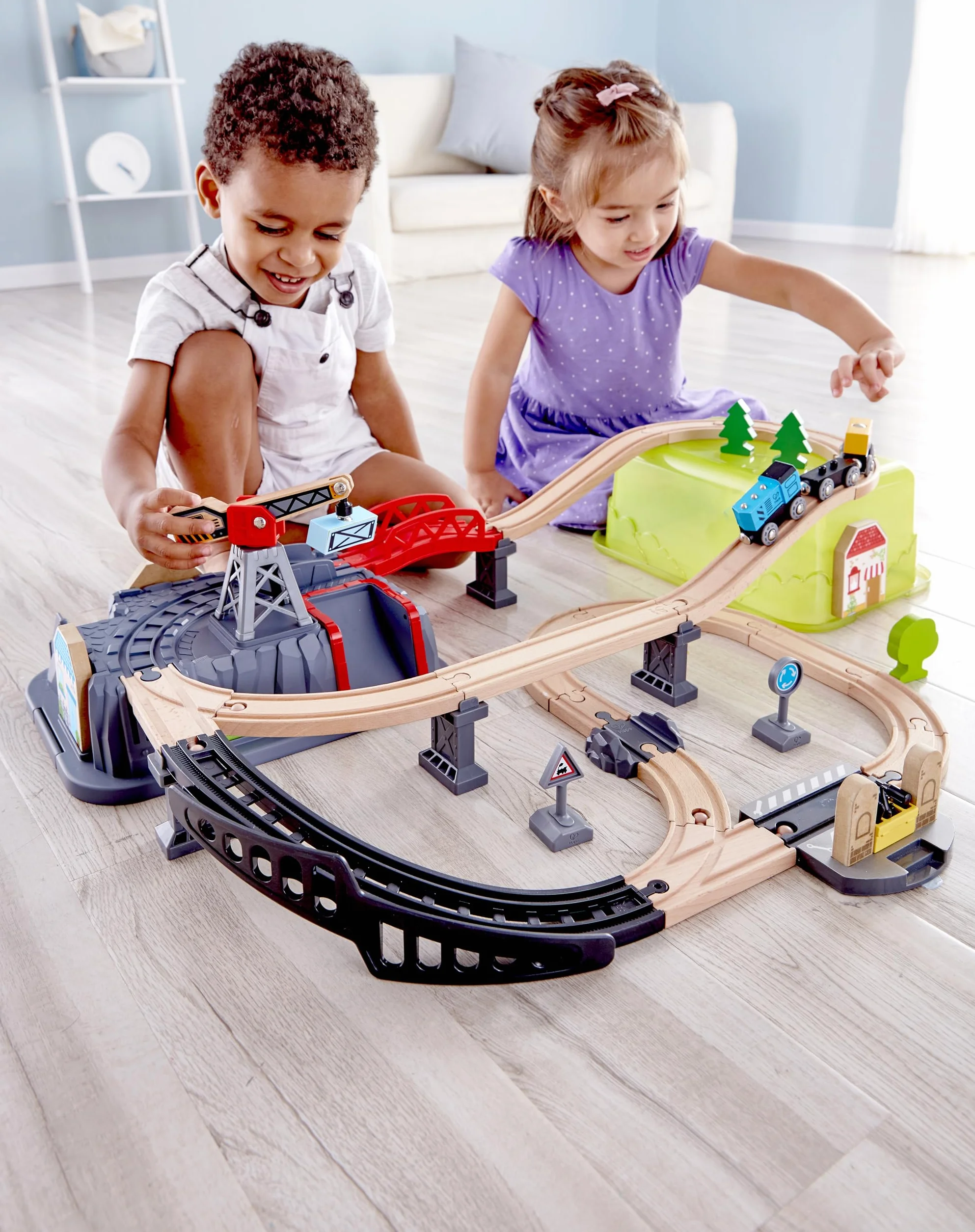 Hape Set costruzioni ferroviarie da 50 pezzi | Con trenini, gru magnetica e passaggio a livello | Giocattolo per bambini dai 3 anni