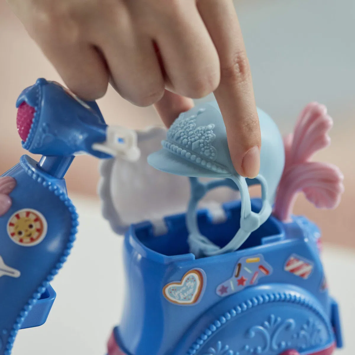 Disney Hasbro Princess Comfy Squad (Bambola Fashion Cenerentola con Scooter, Casco e Adesivi per Personalizzare, Ispirata al Film Ralph spacca Internet), Multicolore, E8937