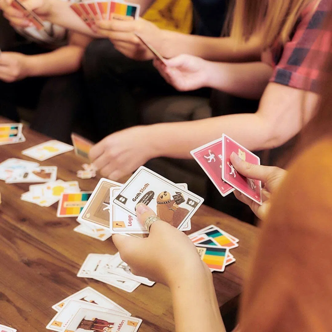 Asmodee - Throw Throw Burrito - Divertente Gioco da Tavolo, con Due Burrito Squishy, Carte da Gioco, 7+ Anni, 2-6 Giocatori, Edizione in Italiano