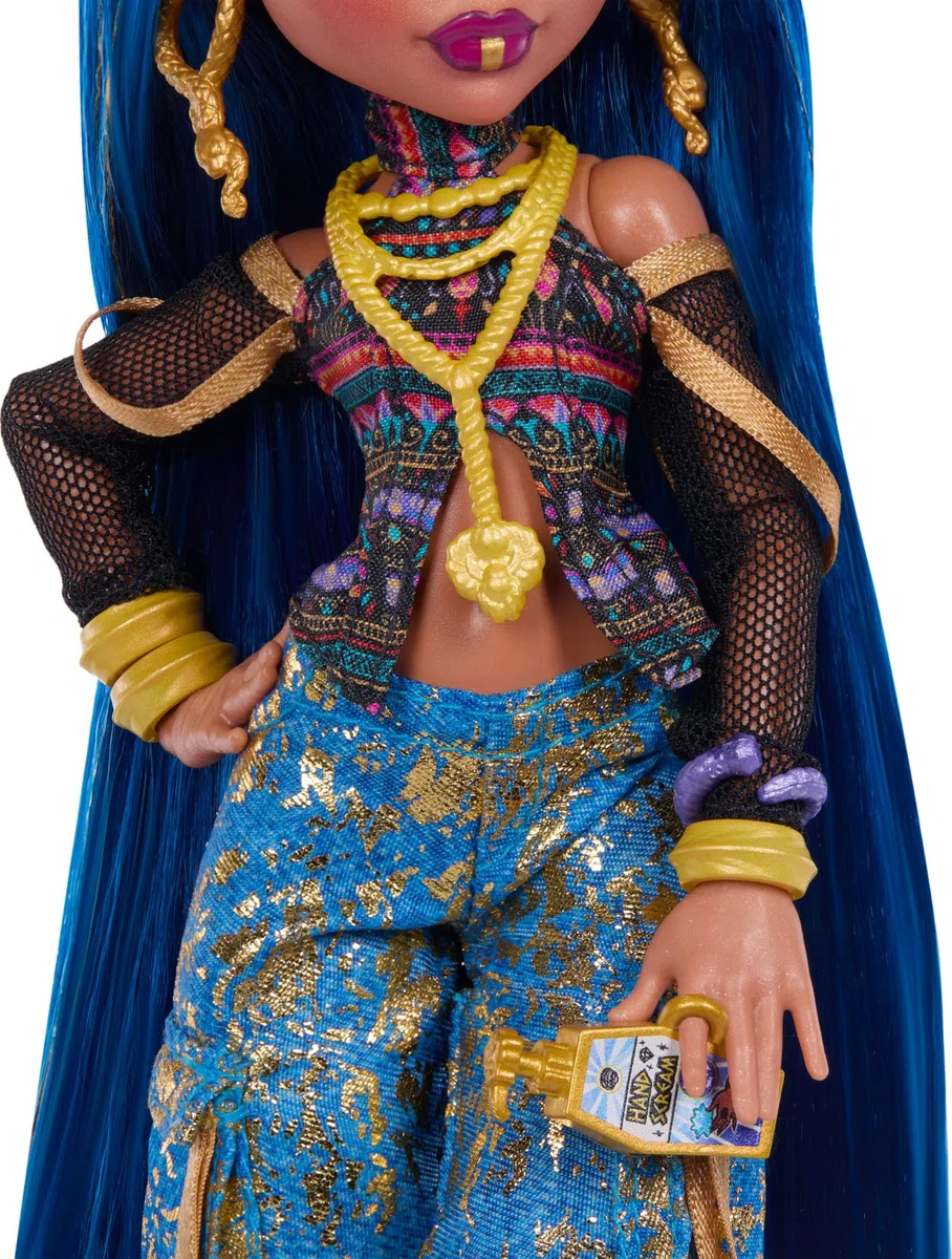 Monster High - Cleo De Nile, bambola con top a fiori e pantaloni cargo in denim dorato, con serpente Hissettee e 7 accessori inclusi tra cui insalata, frullato e borsetta, 4+ anni, JHK32