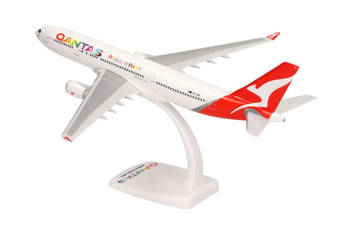 Herpa modello di aereo Qantas Airbus A330-200 "Pride is in the Air" in scala 1:200 - Snap-Fit, pezzo da collezione, miniatura deco, statuetta con supporto in plastica