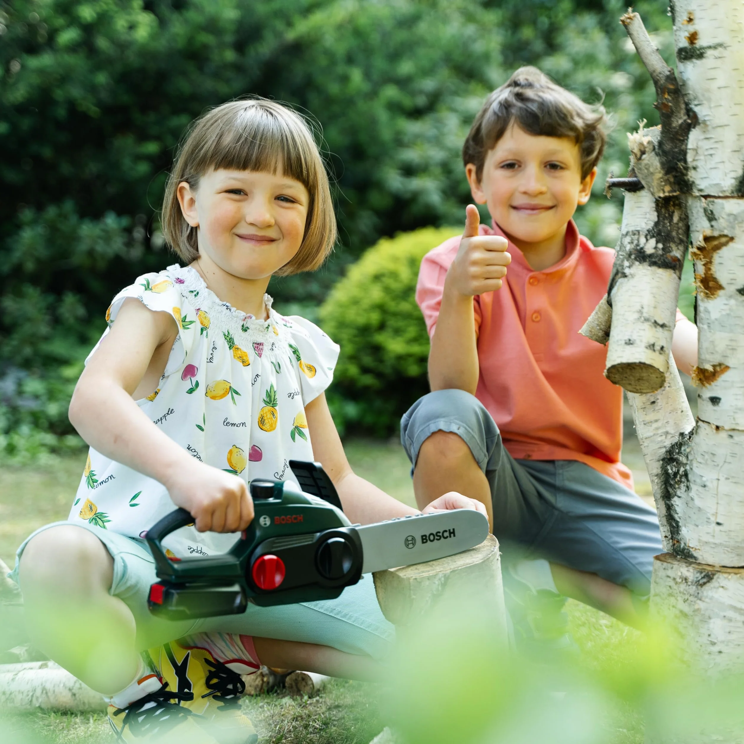 Theo Klein 8456 Set da Lavoro Bosch I Resistente Motosega con Luce e Suono I Elmetto e Guanti di Alta qualità per Giochi di Ruolo I Giocattoli per Bambini dai 3 Anni in su