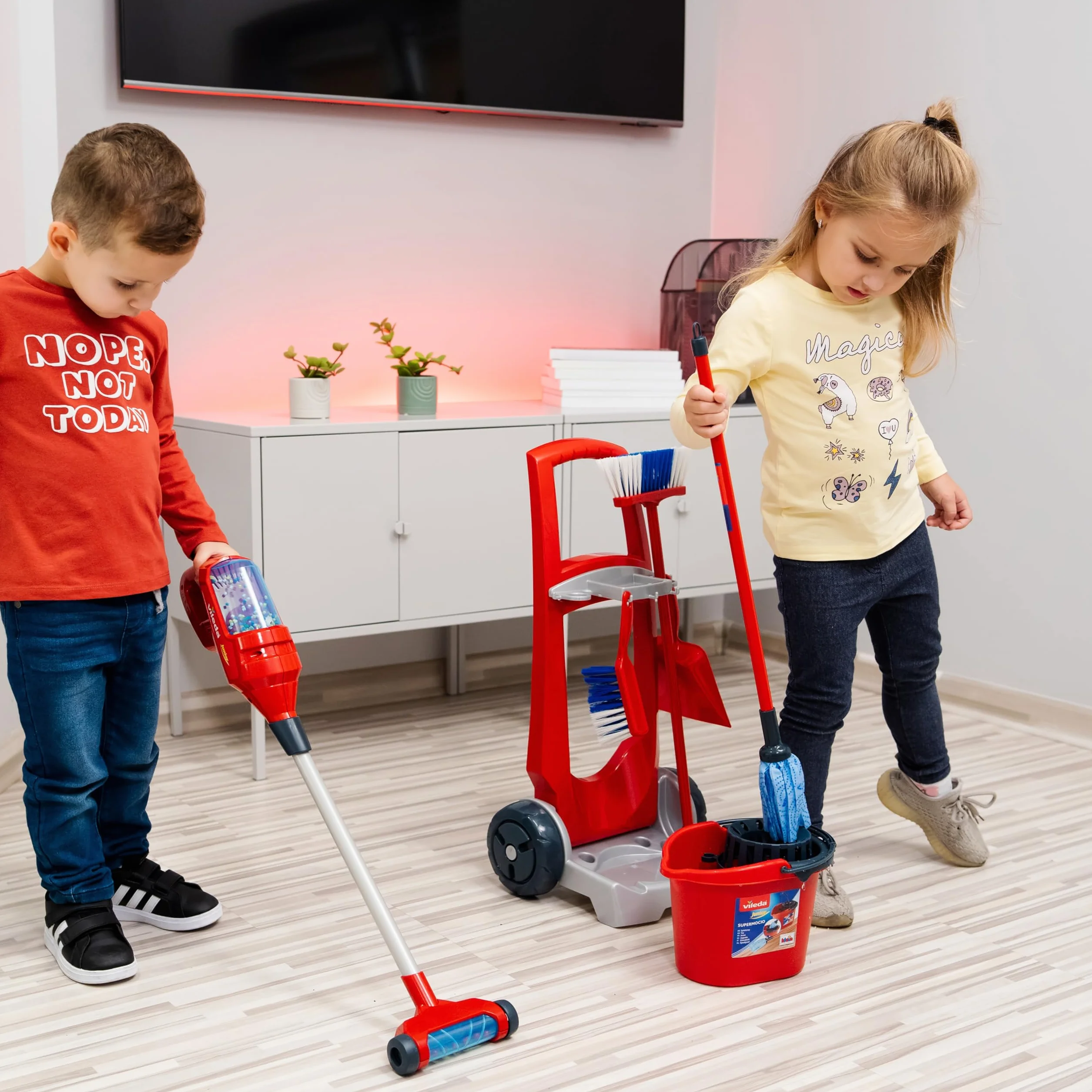 Theo Klein 6720 Carrello per le pulizie Vileda con aspirapolvere verticale, Include secchio, scopetta e paletta, 29 cm x 24 cm x 60 cm, Giocattolo per bambini dai 3 anni in su