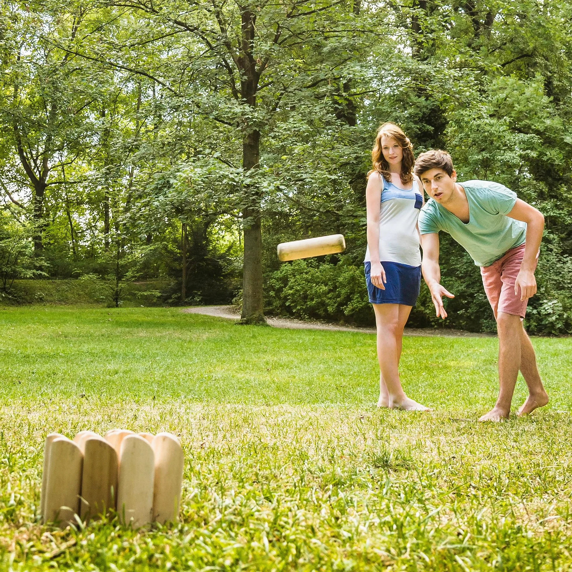 SPORTNOW Mölkky Gioco di lancio in legno Kubb gioco vichingo con 12 skittles, 1 piano, per famiglia, gruppi di giardino, picnic, spiaggia, tempo libero